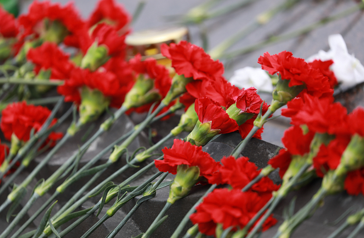 Церемония возложения цветов к мемориалу в Преображение.