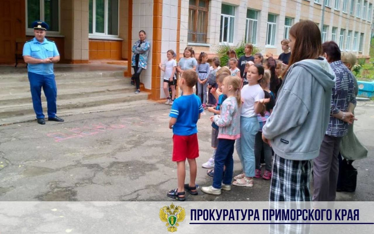 Прокурор Лазовского района провел занятие с воспитанниками летнего лагеря о правилах посещения водных объектов.