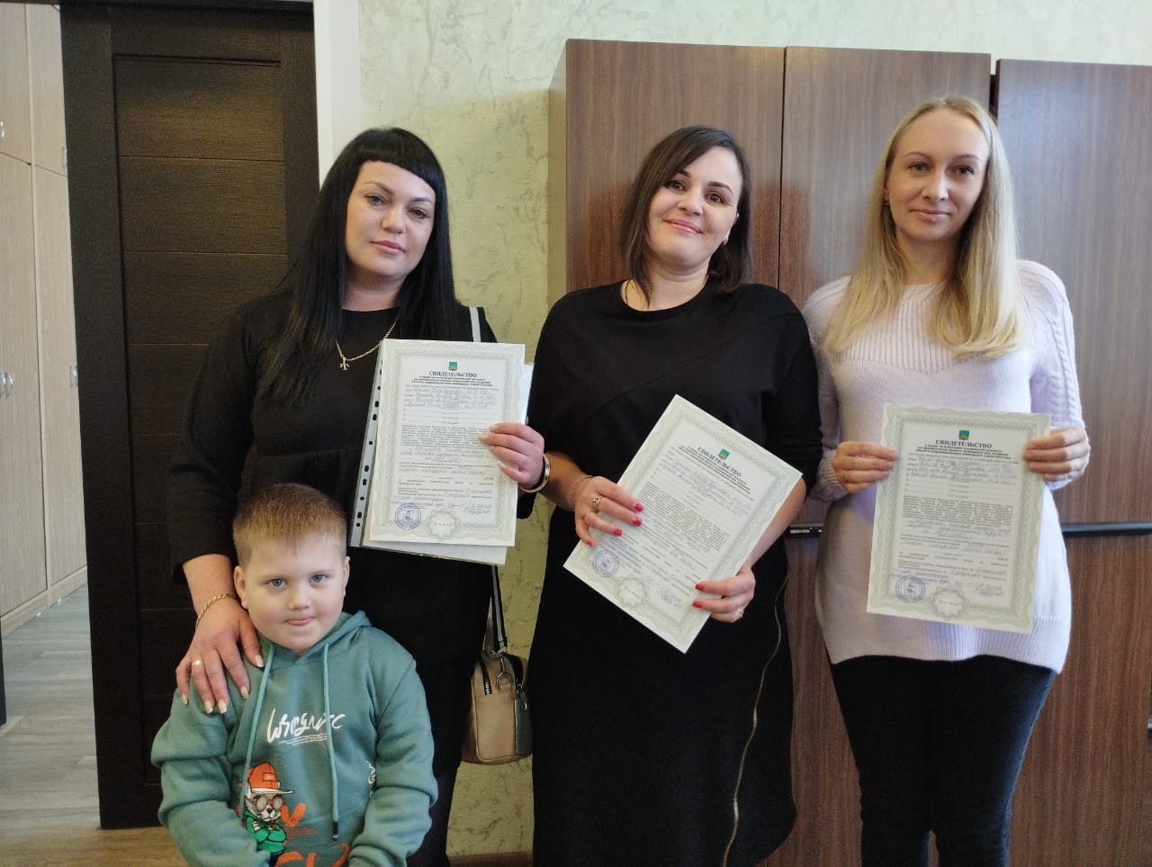 Трем молодым семьям округа вручили жилищные сертификаты.