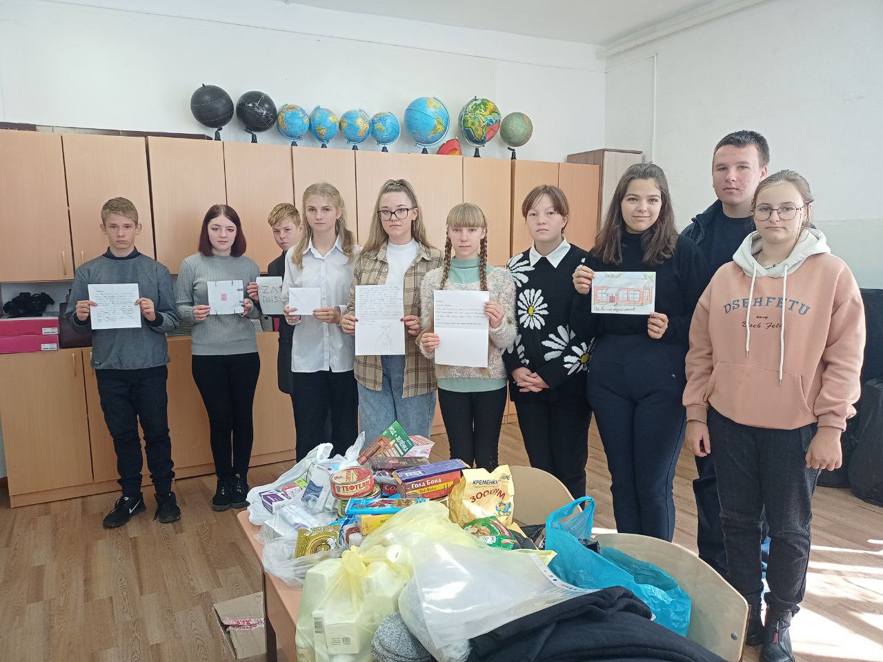Ученики из Киевки собрали посылку для выпускника своей родной школы, который сейчас участвует в СВО..