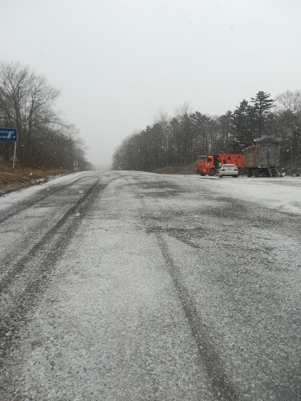 Дорожные службы ведут дежурство на Лазовском перевале из-за выпавшего снега.