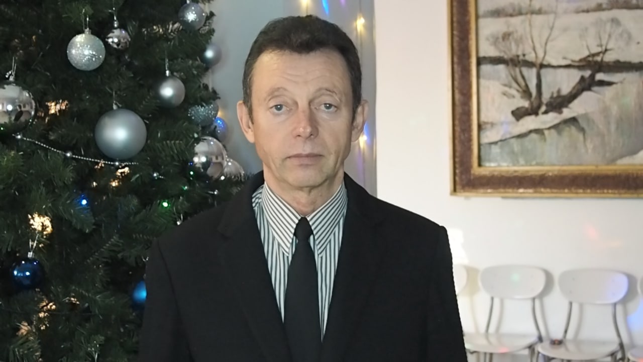 Глава округа Юрий Мосальский поздравляет с наступающим Новым годом.