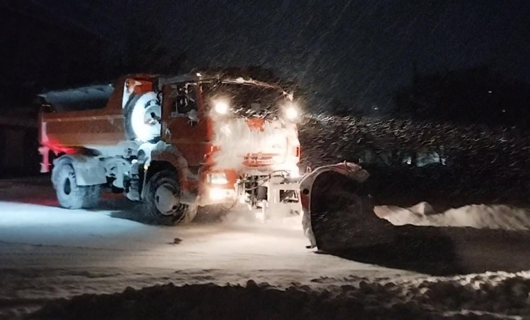 Подрядные организации очищают от снега муниципальные дороги.