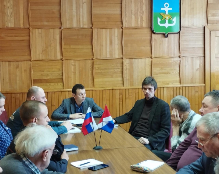 Первый заместитель министра лесного хозяйства и охраны объектов животного мира Приморского края встретился с охотпользователями округа.
