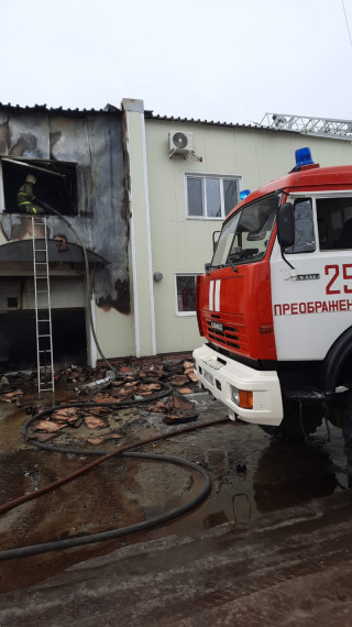 Огнеборцы краевой противопожарной службы ликвидировали возгорание на территории Рыбокомбината в Лазовском округе.