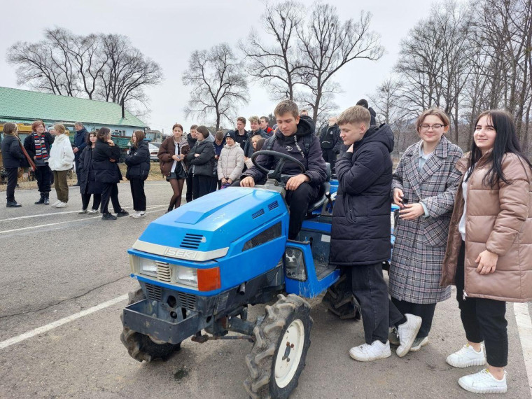 Ученики Лазовской школы попробовали себя в роли тракториста и кондитера.