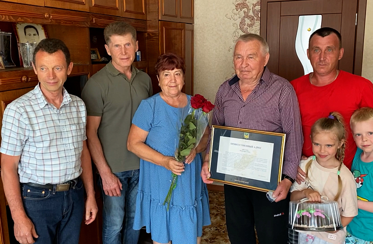 Губернатор Приморья поздравил семейных долгожителей Лазовского округа.