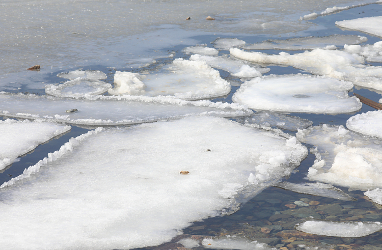 Лазовские водоемы «одеваются» в лед. ПАМЯТКА.