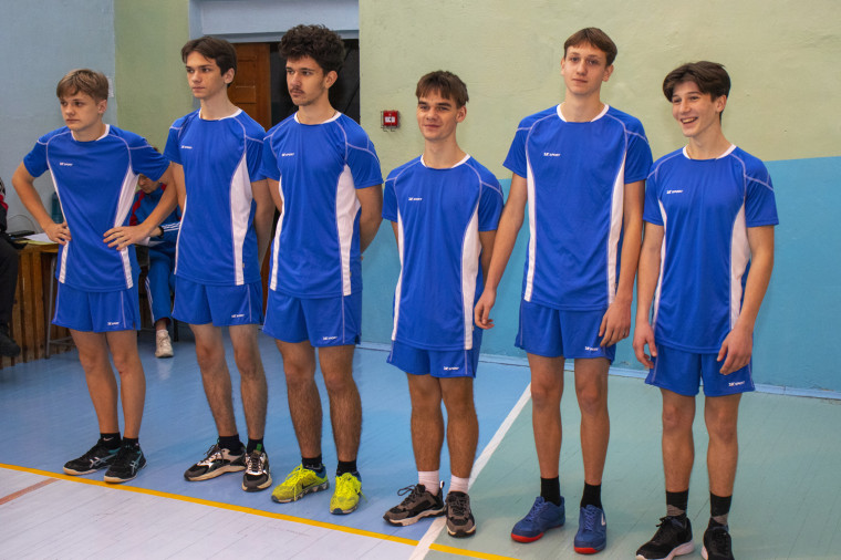 Предновогодний турнир по волейболу в прошел в Преображенской школе.
