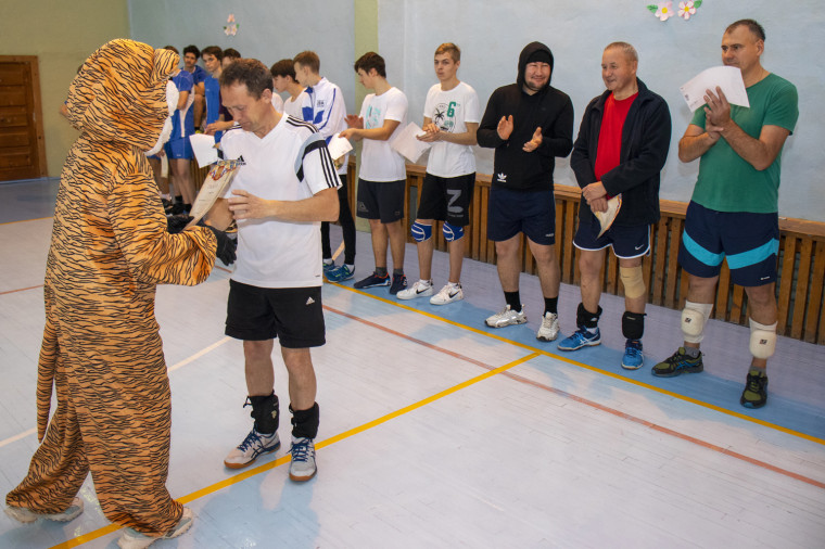 Предновогодний турнир по волейболу в прошел в Преображенской школе.