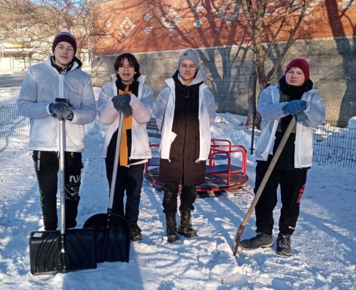 Преображенские волонтёры из отряда &quot;БлагоДари&quot; продолжают оказывать помощь по уборке снега.