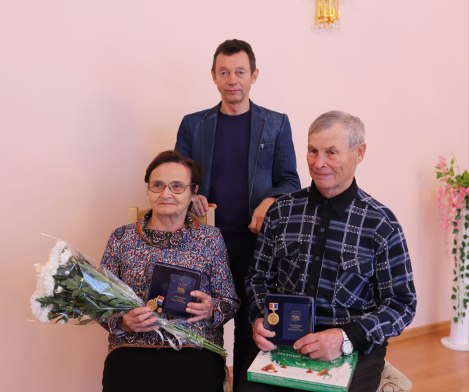 В Лазовском округе три семьи наградили почетным знаком «Семейная Доблесть».